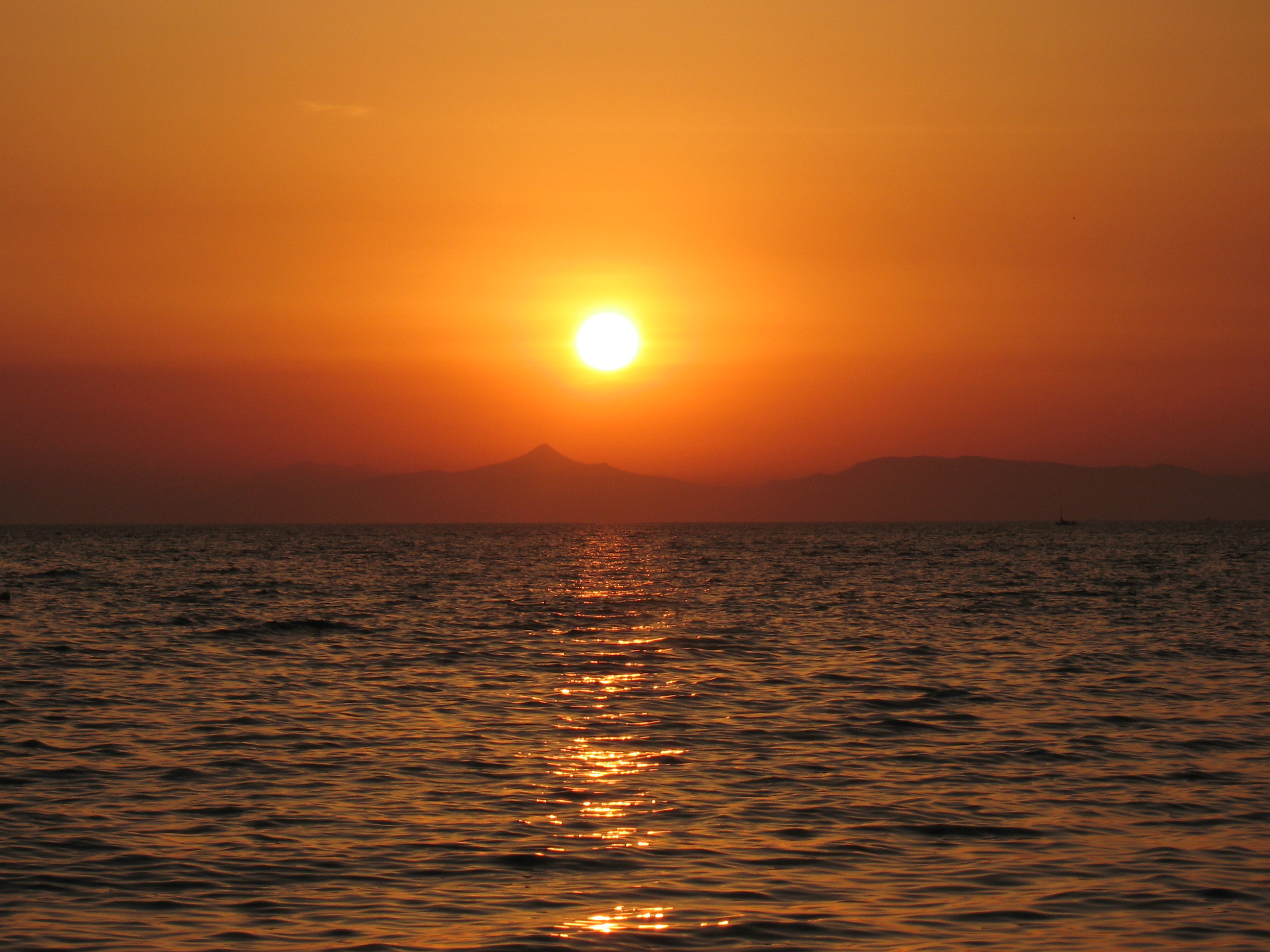 [Obrázek: 09-27-Eden-Beach-sunset-over-peak.jpg]